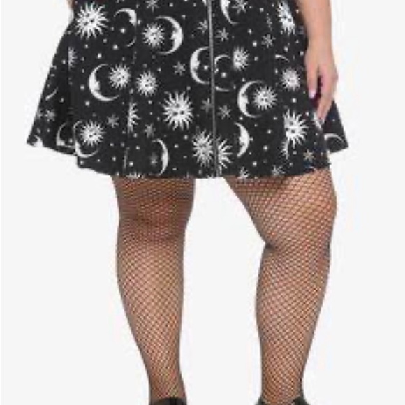 Hot Topic Black Zipper Moon Stars Skater Skirt EUC Size M - Picture 1 of 7